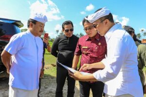 Bupati meninjau lokasi rencana pembangunan taman Bung Karno di Desa Penarungan, bersama sejumlah pejabat.
