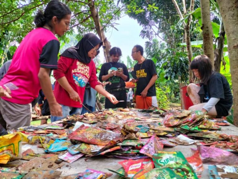 Sampah Plastik Cemari Sungai Ciliwung