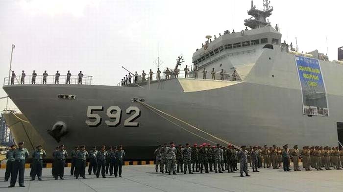 KRI Banjarmasin 592 sandar di Pelabuhan Badas Sumbawa Besar