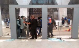 Kaca pintu masuk VVIP pecah akibat dijebol oknum Bobotoh di Stadion Gelora Bandung Lautan Api (GBLA), Kota Bandung