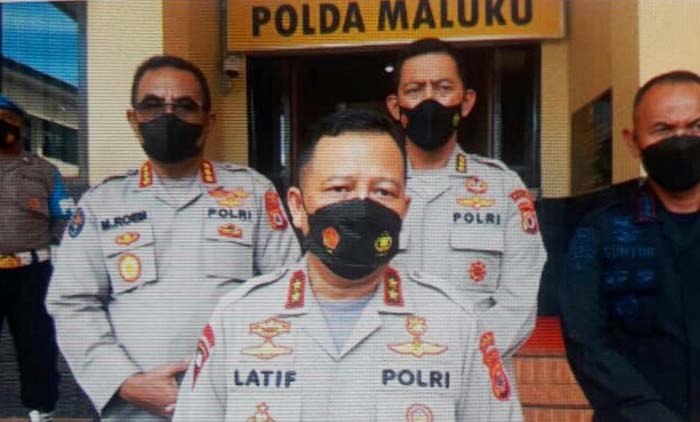 Kapolda Maluku, Irjen Pol Drs Lotharia Latif, S.H., M.Hum. didampingi beberapa pejabat Polda.
