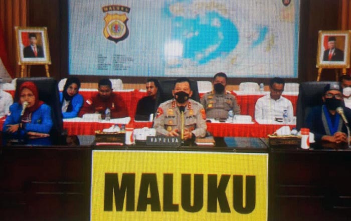 Kapolda Maluku, Irjen Pol Drs. Lotharia Latif, S.H., M.Hum. Didampingi pejabat Polda, di Rupatama Polda Maluku, secara virtual.