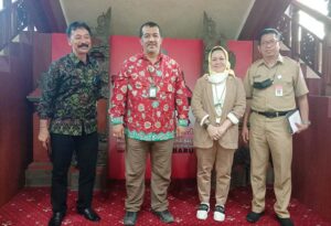 Kasatgas Korsup Wilayah V KPK Dian Patria bersama Nelyanti Siregar saat memberikan keterangan pers soal tambang di Ball, Senin (27/6/2022). Foto: M-006