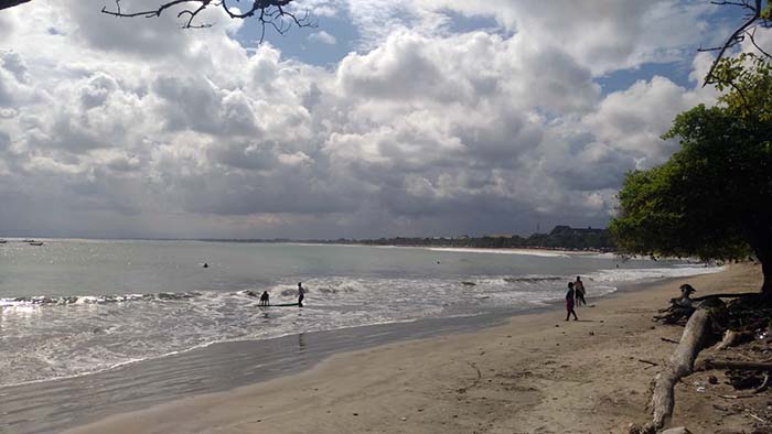 Kondisi ombak di Pantai Kuta yang terlihat mulai menunjukkan peningkatan