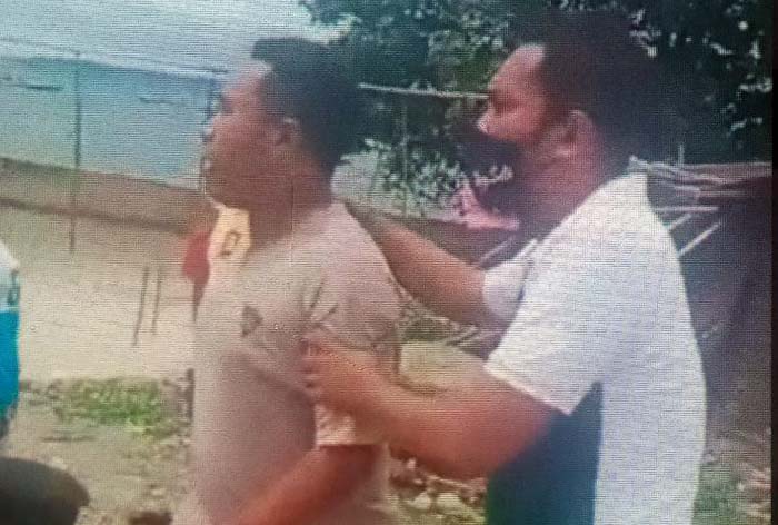 Oknum Polisi Bharaka JT, Anggota Polairud, digiring untuk diperiksa Devisi Propam Polda Maluku.