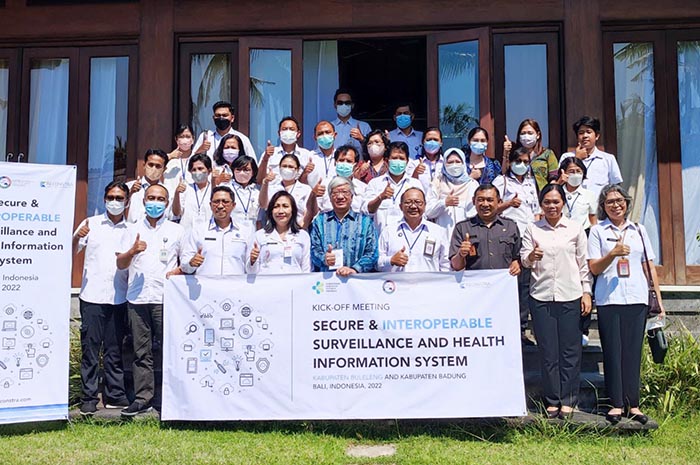 Para peserta pelatihan surveilans kesehatan berpose bersama di sebuah hotel di Lovina Bali, Kamis (30/6/2022). Foto: M-006