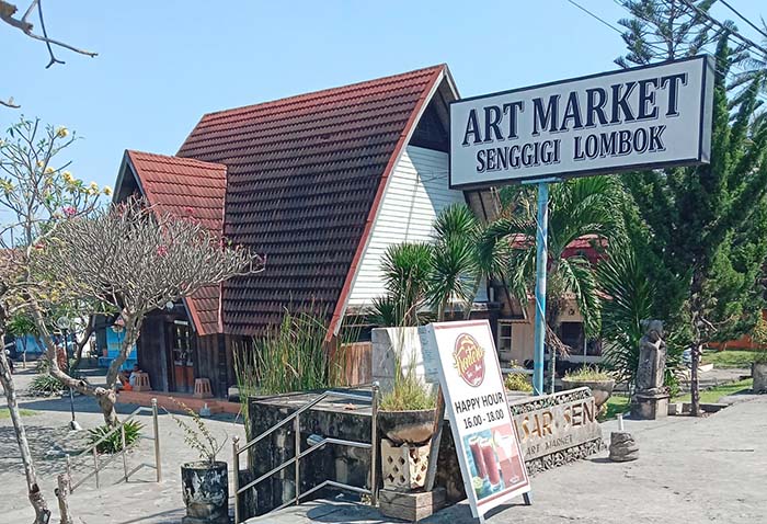 Pasar Seni Senggigi saat ini kondisinya sangat memprihatinkan dan tak terurus.