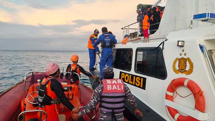 Petugas sedang melakukan evakuasi penumpang kapal di perairan Gilimanuk, Minggu (26/6/2022). Foto: M-006