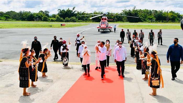 Presiden Joko Widodo dan Ibu Iriana Joko Widodo tiba di Bandar Udara Soa Bajawa, Kabupaten Ngada, Rabu 1 Juni 2022 pukul 12.05 WITA.