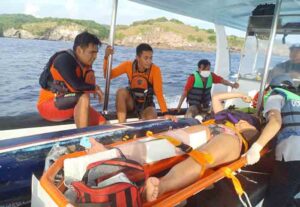 Wanita Italia Digulung Ombak di Nusa Penida