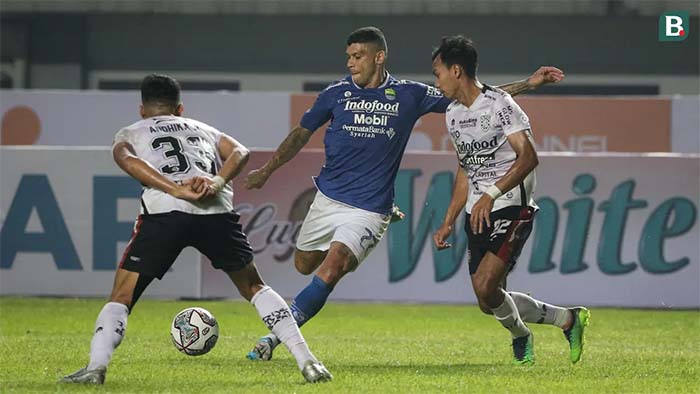 Striker Persib Bandung, Ciro Alves, tengah dikepung dua pemain Bali United