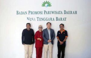 Ketua BPPD NTB Provinsi NTB, Ari Garmono (kanan) bersama CEO Resort Holiday di Korea Selatan (Korsel), Tony Hwang di kantor BPPD.