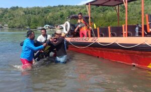 Petugas proses evakuasi korban. (foto: ist)