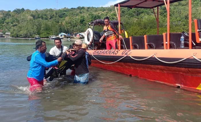 Petugas proses evakuasi korban. (foto: ist)