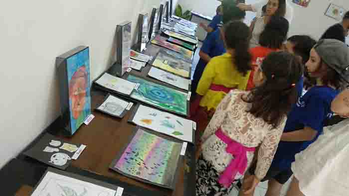 Karya lukisan siswa-siswi Sanur Independent School dipajang di stand pameran. (foto: ist)