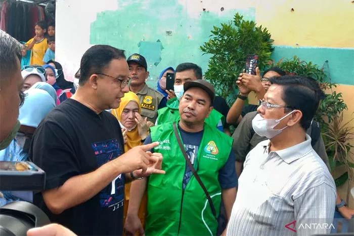 Gubernur Anies Baswedan tengah menyapa peserta Gerakan Jakarta Sadar Sampah di Cilandak Barat, Jakarta Selatan, Sabtu. (25/06/2022) ANTARA/Luthfia Miranda Putri