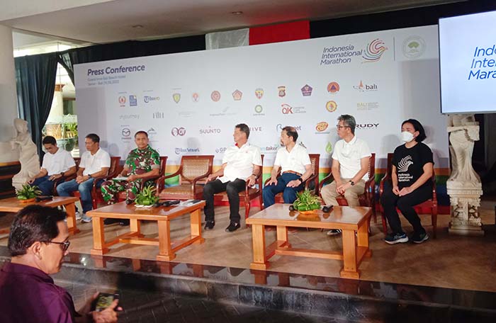 Panitian acara Indonnesia International Marathon saat memberikan keterangan pers di Sanur Bali, Jumat (24/6/2022). Foto: M-007