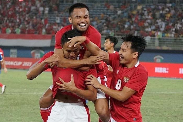JAKARTA,MENITINI.COM- Tim nasional (Timnas) sepak bola Indonesia lolos ke Piala Asia AFC 2023 setelah berhasil membantai Nepal dengan skor 7-0 pada laga penutup Grup A Kualifikasi Piala Asia 2023 di Stadion Internasional Jaber Al-Ahmad, Kuwait, Rabu (15/06/2022) dini hari WIB. Gelontoran gol skuad Garuda pada pertandingan tersebut dibuat oleh Muhammad Dimas Drajad, Witan Sulaeman (dua gol), Fachruddin Aryanto, Saddil Ramdani, Elkan Baggott dan Marselino Ferdinan. Dilansir Antara, Indonesia memastikan satu tempat di Piala Asia 2023 lantaran menjadi salah satu dari lima peringkat kedua terbaik, dari enam grup yang ada di putaran ketiga kualifikasi. Dengan demikian, Indonesia bakal mencatatkan lima kali penampilan di Piala Asia setelah sebelumnya, skuad “Garuda” berkompetisi pada edisi 1996, 2000, 2004 dan 2007. Dalam pertandingan kontra Nepal, pelatih timnas Indonesia Shin Tae-yong mempertahankan strategi bermain dengan tiga bek tengah yaitu Elkan Baggott, Rizky Ridho dan sang kapten Fachruddin Aryanto, sama seperti saat melawan Kuwait dan Yordania. Dengan formasi 5-2-3 saat bertahan dan 3-4-3 kala menyerang, Indonesia memulai pertandingan dengan langsung menekan pertahanan Nepal. Saddil Ramdani sudah mengancam dengan sepakan tepat sasaran pada menit pertama. Terus menyerang, skuad “Garuda” akhirnya membuka keran gol pada menit keenam lewat sundulan Muhammad Dimas Drajad yang meneruskan “assist” Asnawi Mangkualam. Namun, setelah menghadirkan gol, Indonesia mendapati performanya sempat menurun. Hal itu dimanfaatkan Nepal untuk membangun permainan dengan menguasai bola lebih lama. Akan tetapi, situasi demikian tak berlangsung lama dan anak-anak asuh Shin Tae-yong pelan-pelan kembali menemukan ritme sebelum membuat lawan kelabakan. Kondisi tersebut membuat bek Nepal Suman Aryal melakukan pelanggaran yang berbuah kartu kuning kedua alias kartu merah untuk dirinya pada menit ke-33. Bermain dengan 10 orang, Nepal semakin kesulitan mengimbangi Indonesia yang memanfaatkan betul kelebihan personel dengan melesakkan gol tambahan pada menit ke-43 lewat tendangan Witan Sulaeman. Asnawi Mangkualam lagi-lagi menjadi pengirim “assist” setelah sebelumnya bergerak menyisir sektor kanan serang Indonesia. Indonesia pun memimpin dengan skor 2-0 sampai pertandingan memasuki masa jeda. Setelah turun minum, Shin memasukkan nama-nama baru seperti Marselino Ferdinan dan Muhammad Rafli. Hasilnya, Indonesia jadi lebih “menggila”. Pada menit ke-54, Fachruddin Aryanto mencetak gol memanfaatkan kemelut di depan gawang Nepal. Tak sampai 60 detik kemudian, giliran Saddil Ramdani menambah skor yang membuat Indonesia semakin di depan, 4-0. Bek tengah Elkan Baggot turut menenggelamkan diri ke dalam pesta gol Indonesia dengan golnya dari luar kotak penalti pada menit ke-80. Belum selesai euforia atas gol tersebut, Witan Sulaeman menghadirkan gol keduanya dalam laga itu sekaligus gol keenam untuk Indonesia. Gelandang berusia 17 tahun Marselino Ferdinan menutup pertandingan tersebut dengan golnya pada menit ke-90 yang membuat Indonesia menang tujuh gol tanpa balas. Selebrasi skuad Timnas Indonesia untuk gol Dimas Drajad ke gawang Nepal, Kualifikasi Piala Asia 2023. (foto: PSSI)
