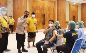 kapolres badung pantai vaksinasi presisi di bale budaya giri mandala