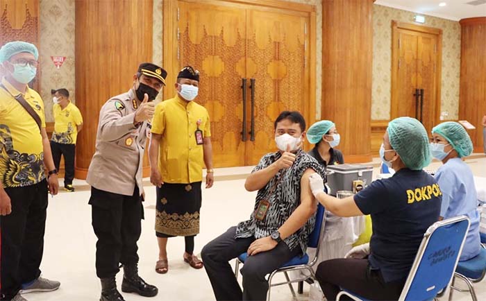 kapolres badung pantai vaksinasi presisi di bale budaya giri mandala