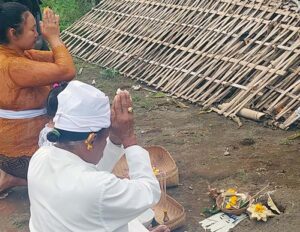 keluarga pelapor menggelar upacara di tanah bekas Penjor