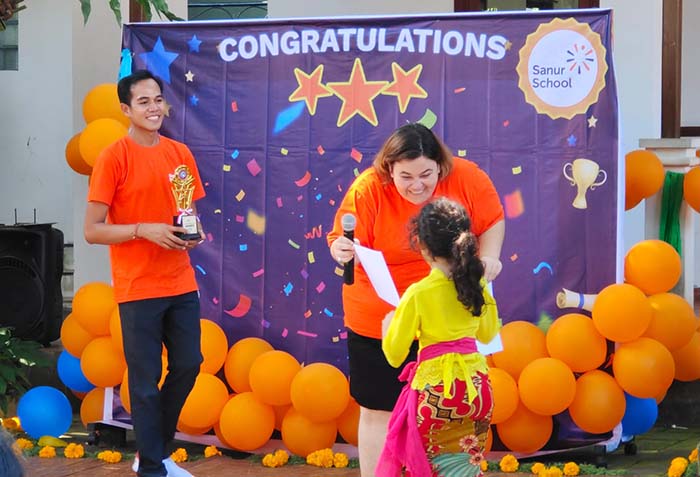 kepala sekolah sanur indenpendent school memberikan penghargaan kepada siswa berprestasi