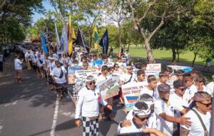 masyarakat desa intaran dan bersama organisasi kemasyarakatan melakukan demo di gedung drpd bali