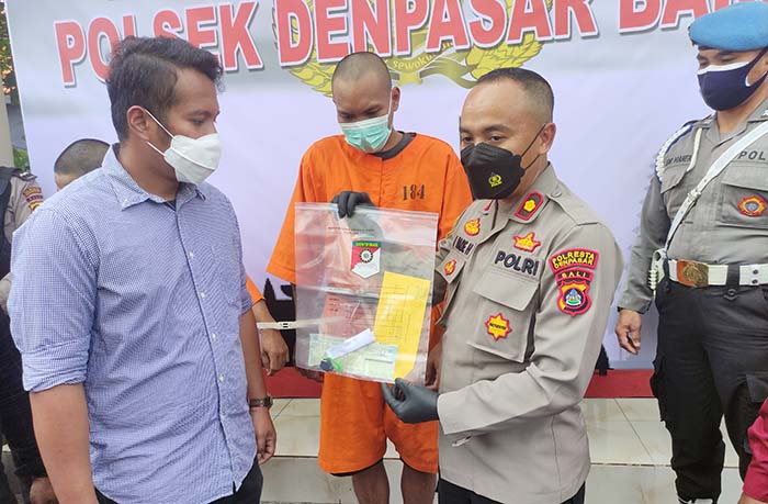 Pelaku Khifaldo Apriliyanto ditahan di Polsek Denbar. (foto: ist)