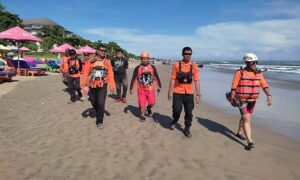 pencarian muhammad yang terseret arus di pantai seminyak