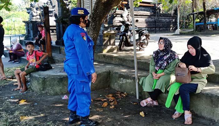 Personel Polairud Polres Badung berpatroli di pantai Seseh, Badung.