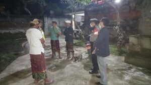 polisi berjaga di TKP pencabutan penjor di gianyar usai kejadian