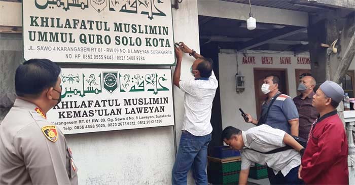 polres solo mencopot papan nama Khilafatul Muslimin di wilayah Laweyan