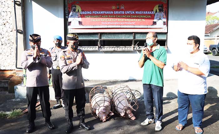 polresta denpasar bagi-bagi daging babi