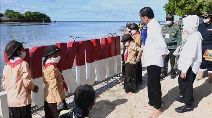 Presiden Joko Widodo dan Ibu Iriana Joko Widodo melepasliarkan tukik bersama para pelajar dan masyarakat di Patuno Resort, Kabupaten Wakatobi, Provinsi Sulawesi Tenggara, pada Kamis, 9 Juni 2022.