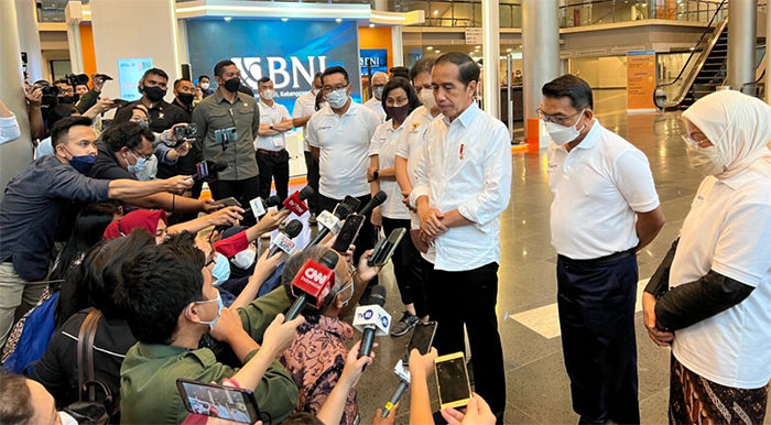 Presiden Joko Widodo memberikan keterangan pers usai menghadiri acara Silaturahmi dengan Alumni Penerima Kartu Prakerja di Sentul International Convention Center (SICC), Kabupaten Bogor, pada Jumat, 17 Juni 2022. Foto: BPMI Setpres/Laily Rachev