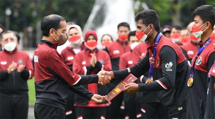 Presiden Joko Widodo menyerahkan bonus apresiasi bagi atlet SEA Games ke-31 Vietnam, di halaman depan Istana Merdeka, Jakarta