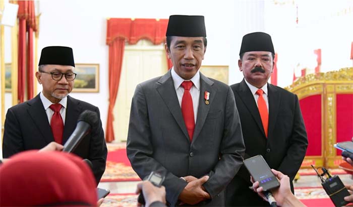 Presiden Joko Widodo memberikan keterangan pers terkait pelantikan dua menteri baru Kabinet Indonesia Maju di Istana Negara, Jakarta, pada Rabu, 15 Juni 2022.