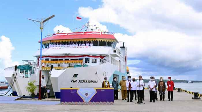 Presiden Joko Widodo meresmikan tiga pelabuhan penyeberangan dan satu kapal motor penumpang (KMP) di Dermaga Rakyat Wanci, Kabupaten Wakatobi, Provinsi Sulawesi Tenggara, pada Kamis, 9 Juni 2022.