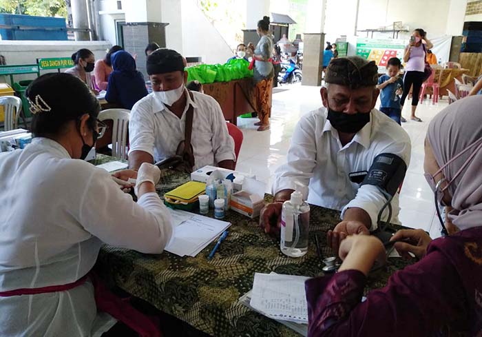 Suasana pelyanan kesehatan program go to banjar RSU Bhakti Rahayu bersama Posyandu Desa Dangin Puri Kaja Denpasar.