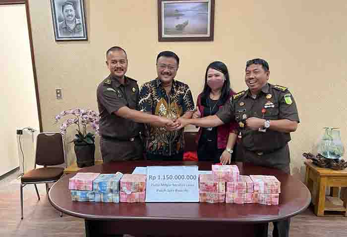 Tumpukan uang sebanyak Rp. 1.150.000.000 diterima Penyidik Kejati Bali, Selasa (28/6/2022). (foto: IST)