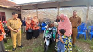 Widaryanto mendapatkan sepeda motor. (Foto: Detik.com/Dadang Hermansyah)