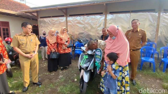 Widaryanto mendapatkan sepeda motor. (Foto: Detik.com/Dadang Hermansyah)