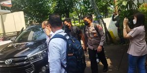 Bharada E (kemeja hitam) saat mendatangi kantor Komnas HAM