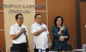 Bupati Jembrana I Nengah Tamba saat memberikan arahan dalam rapat TPID