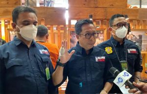 Dirjen Gakkum KLHK Rasio Ridho Sani (tengah) dan Kepala Balai Gakkum Wilayah Jabalusra KLHK Taqiuddin (kiri).