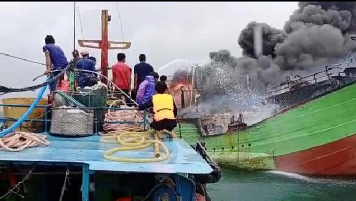 Evakuasi 28 orang Awak Kapal, KM. Arta Minatama 11, di laut Dobo.