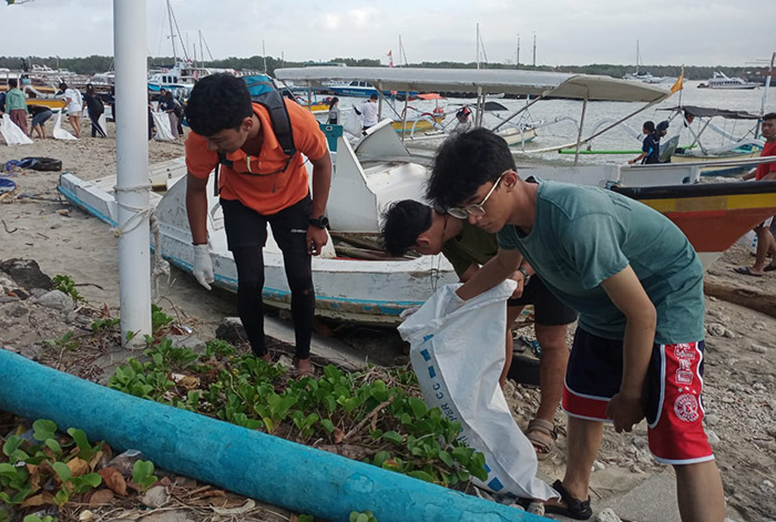 FP Unwar Bersihkan Pantai Serangan Denpasar, Minggu (10/7/2022). M-006