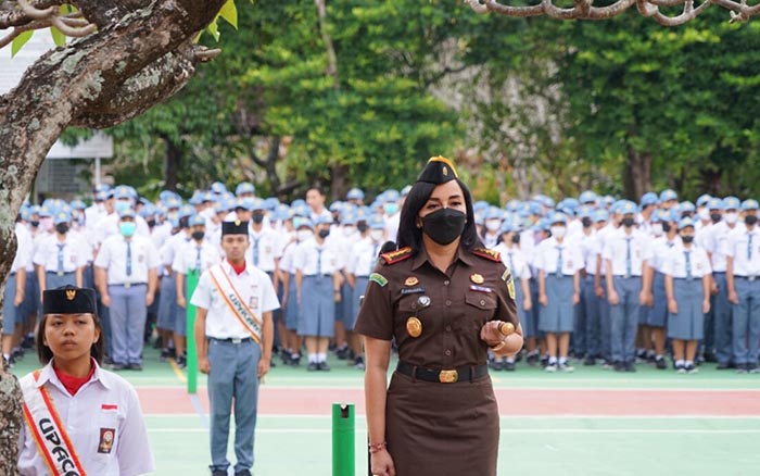 Kajari Denpasar pimpin upacara di SMAN 7 Denpasar.