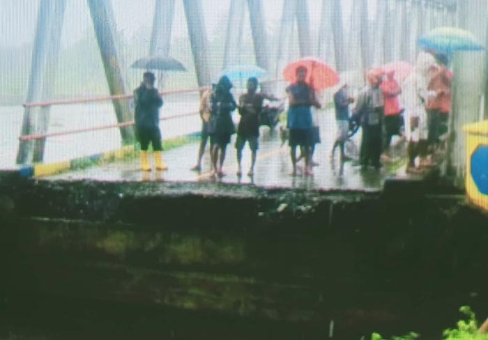 Kondisi Jembatan Mala yang Ambruk akibat curah hujan yang cukup tinggi.