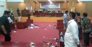 Kondisi kericuhan saat rapat paripurna berlangsung di DPRD Kota Tual.